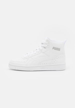 Witte hoge Puma-sneaker met veters, geperforeerde details en Puma-logo aan de zijkant en op de zool, zijaanzicht tegen een witte achtergrond.