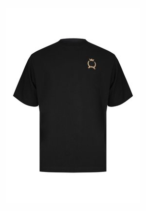 Schwarzes T-Shirt mit kurzen Ärmeln und kleinem, beige besticktem Wappen mit Krone und Lorbeerkranz auf der linken Brust.
