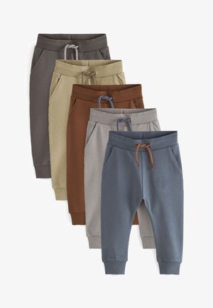 Vijf paar sweatpants in verschillende kleuren: donkergrijs, beige, bruin, lichtgrijs en blauw. Elk heeft een elastische tailleband en zijzakken.
