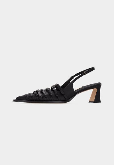 Escarpin slingback noir en cuir avec bout pointu, plusieurs brides à l'avant, une boucle ajustable à la cheville et un talon carré.