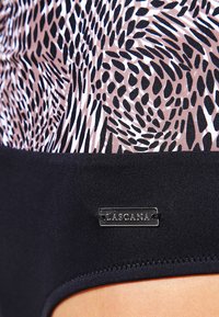 Maillot de bain avec un haut à motif animal rose et noir et un bas noir uni. Comprend une étiquette de logo et une texture lisse avec des détails de couture.