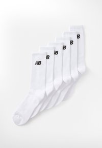 Λευκές βαμβακερές κάλτσες crew σε πακέτο των έξι. Διαθέτουν ριγωτή υφή και μαύρο λογότυπο στο πλάι. Σχεδιασμένες για άνεση και ανθεκτικότητα.