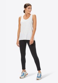 Rich & Royal NACHHALTIGE BLACK SATIN JEANS - Aptempti džinsai - denim black