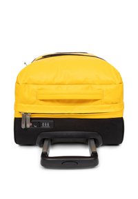 Bolsa de viaje amarilla con base negra, material de tela, compartimentos con cremallera, candado de combinación incorporado y mango retráctil.