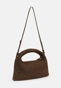 Borsa a tracolla intrecciata marrone con manico arcuato, dotata di chiusura zip e tracolla rimovibile. Superficie texturizzata con un motivo geometrico.