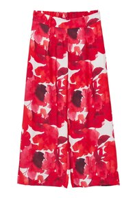 Pantalons larges à fleurs rouges avec de grandes fleurs de style aquarelle sur fond blanc, dotés d'une taille froncée et d'un design plissé.
