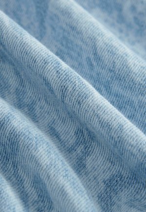 Helles blaues Gewebe mit strukturiertem Muster. Die Webart ist fein und zeigt subtile Schattierungsvariationen sowie eine glatte Oberfläche.