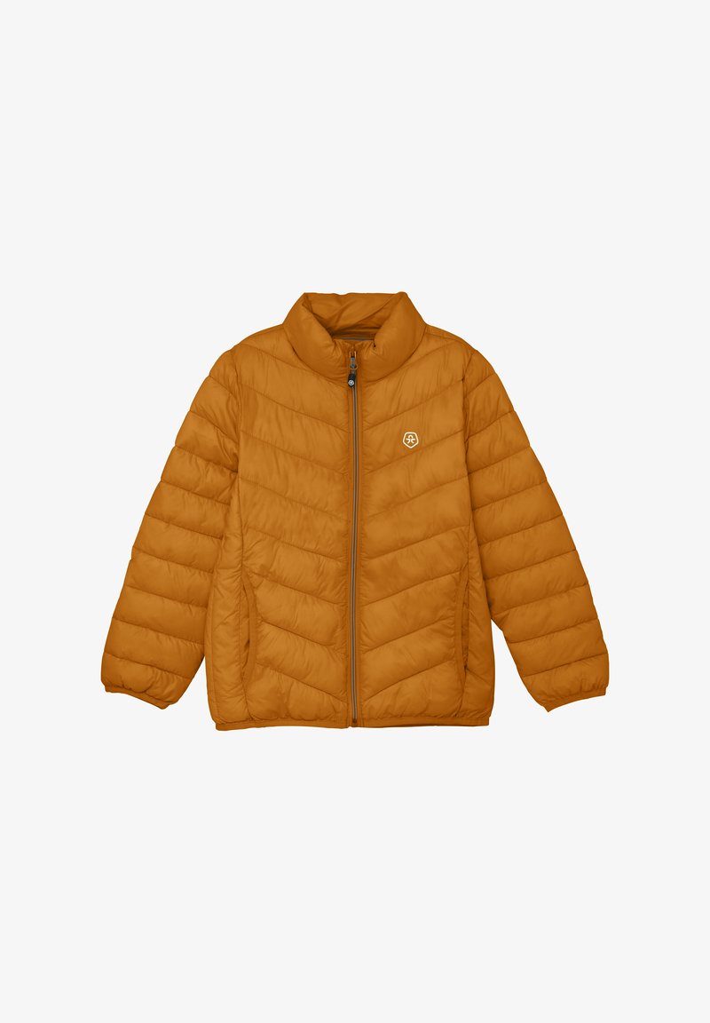 Varm, senapsgul puffjacka med hög krage, diagonalt quiltat mönster, framtida dragkedja och en logotyp på bröstet.