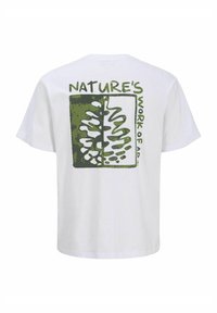 Hvid T-shirt med et grønt grafisk tryk af et blad og teksten "NATURE'S WORK OF ART" i en fed skrift. Korte ærmer, afslappet pasform.