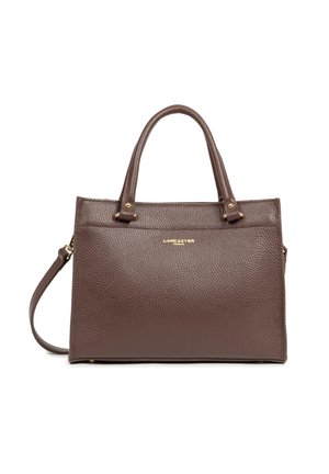Borsa in pelle marrone a forma di ciottolo con doppi manici e una tracolla removibile. Presenta un logo dorato nella parte superiore e una superficie texturizzata.