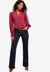 Unselected, berry red