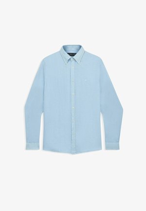 Camicia azzurra chiaro a maniche lunghe con bottoni, colletto a punta e polsini con bottoni, distesa su uno sfondo bianco.