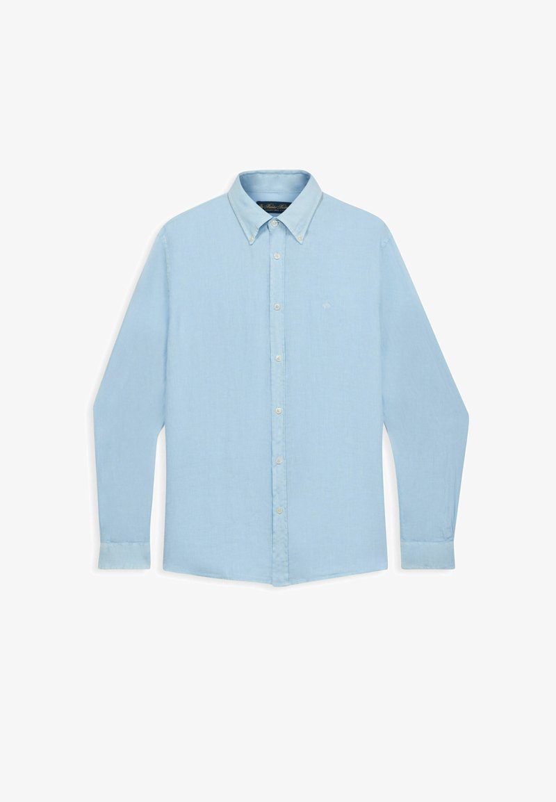 Světle modrá košile s dlouhým rukávem, zapínáním na knoflíky, špičatým límečkem a zapnutými manžetami, položena na bílém pozadí.