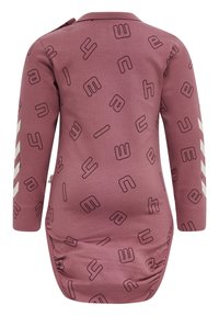 Långärmad bodysuit i dammig ros med svarta bokstäver, med knappar på axlarna och vita snedstreck på ärmarna. Mjuk bomullsmaterial.