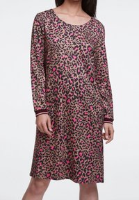 Robe à imprimé léopard dans des tons marron et rose, avec des manches longues et un col rond, dotée de poignets élastiqués et d'un fit ample.