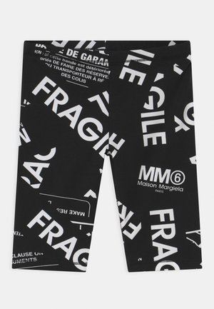 Sorte shorts med hvidt fragmenteret teksttryk, inklusive "FRAGILE" og "MM6 Maison Margiela Paris" logo på højre ben.