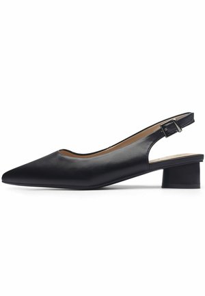 Czarny skórzany sandał typu slingback z zaostrzonym noskiem, niskim obcasem typu bloczek i regulowanym paskiem z klamrą.