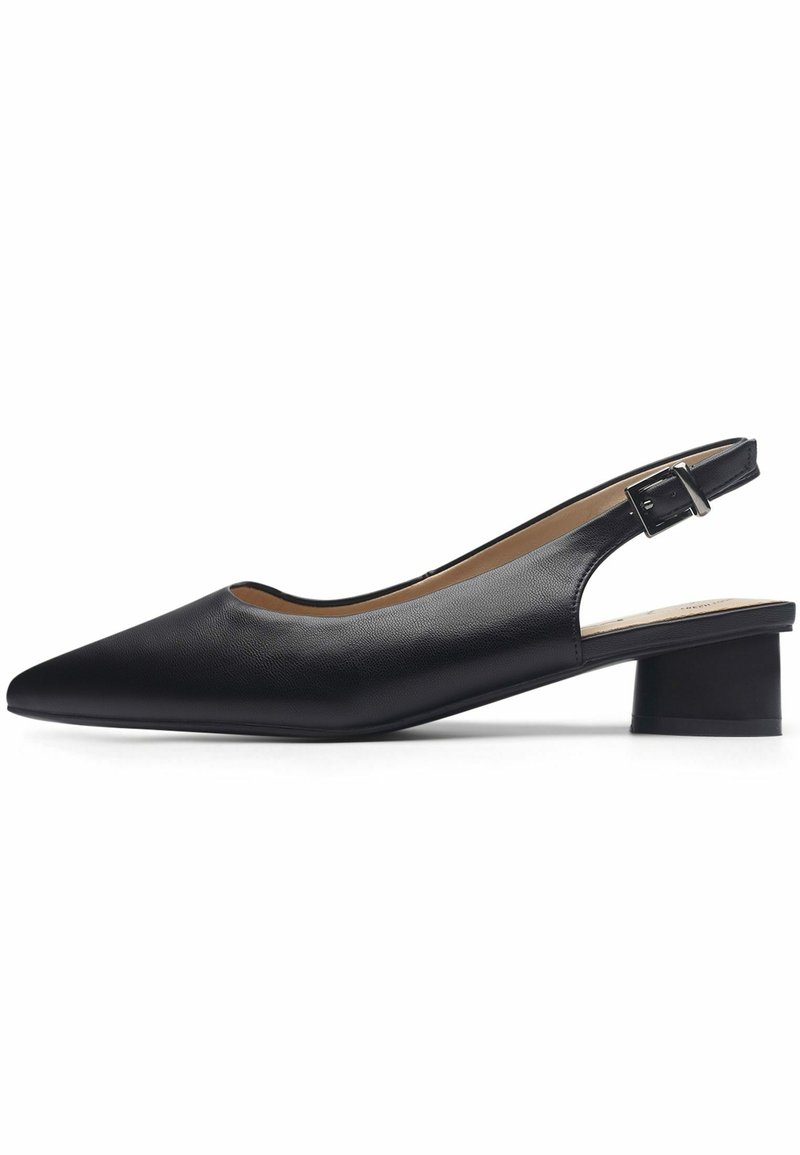 Chaussure slingback en cuir noir avec bout pointu, petit talon bloc et bride à boucle réglable.