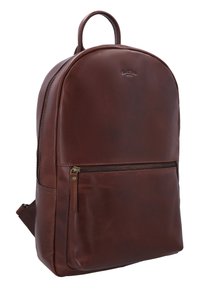 Brauner Leder-Rucksack mit rundem Oberteil, vorne mit Reißverschlusstasche und einem oberen Tragegriff, dargestellt vor weißem Hintergrund.