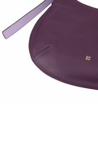 Borsa in pelle viola dalla forma arrotondata, con una tracolla lavanda e logo in rilievo dorato. Texture liscia con dettagli di cucitura minimi.