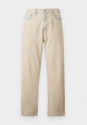 Pantalones vaqueros de denim de algodón en color beige, con piernas rectas, cinco bolsillos, trabillas para el cinturón y cierre de cremallera. Textura ligeramente desgastada y costuras en contraste.