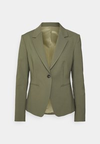 Blazer verde oliva con un solo bottone nero, rever a punta, due tasche frontali e una fodera interna liscia. Vestibilità tailored con spalle strutturate.