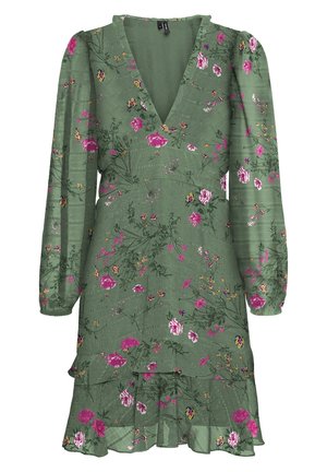 Groene jurk met lange mouwen en V-hals met roze en paarse bloemenprint, pofschouders en gerimpelde zoomdetail.