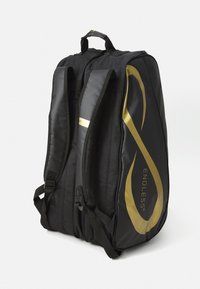 Schwarzer Rucksack mit gepolsterten Schultergurten und goldenem Unendlichkeitssymbol sowie dem Text "ENDLESS" an der Seite, von hinten und aus seitlicher Perspektive gezeigt.