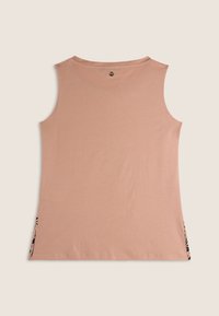 Top sin mangas de tela melocotón claro, con escote redondo y aberturas laterales, adornado con un patrón de hojas negras en el dobladillo.