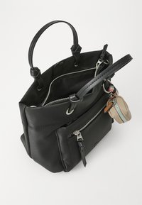 Sac à main noir avec deux poignées, poche zippée à l'avant, compartiment à fermeture éclair ouvert et un petit porte-clés en forme de pochette zippée beige attaché.