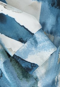 Kék és fehér mintás anyag, vícolorra hasonlító ecsetvonásokkal. Texturált felület, kék, zöld és bézs árnyalatokkal.