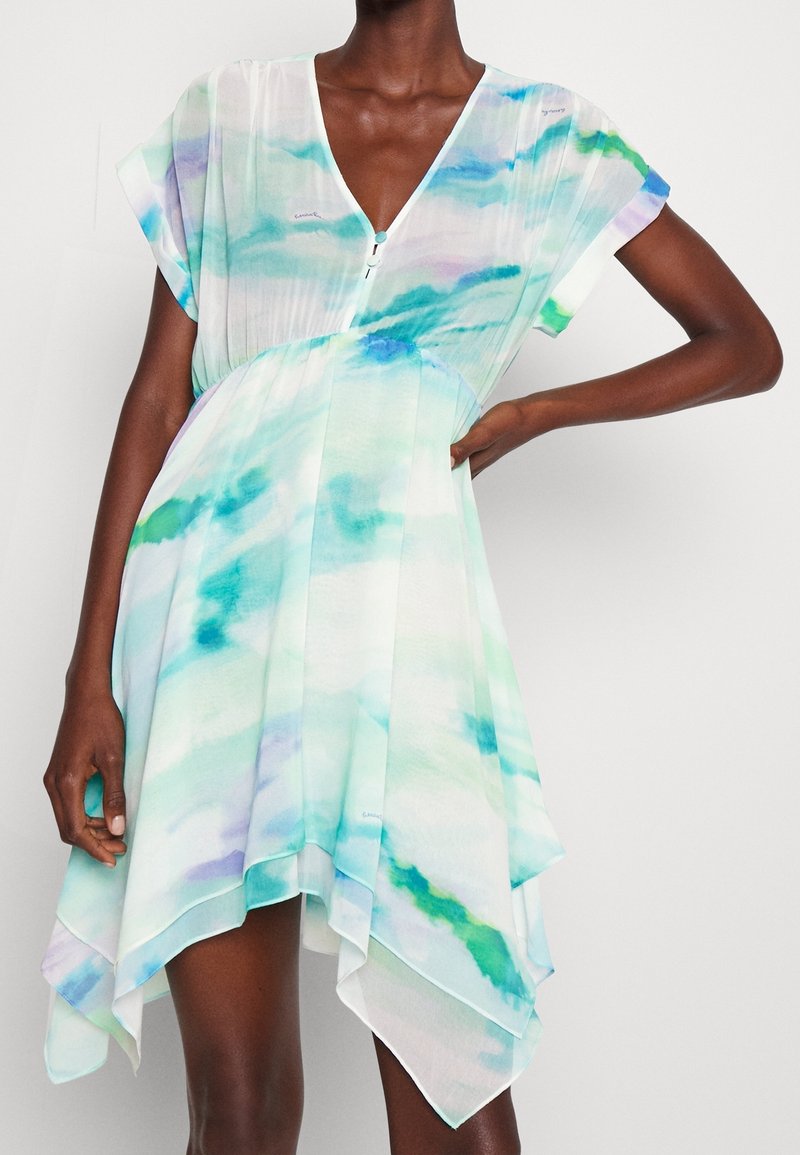 Robe courte en tissu léger et semi-transparent avec un motif aquarelle dans les tons de vert, bleu et violet. Décolleté en V et ourlet asymétrique.