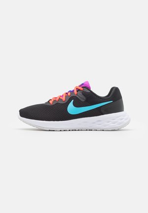 Chaussure de course noire avec un swoosh bleu vif, des lacets rose néon, un détail violet sur la languette, et une semelle blanche amortissante sur un fond clair.