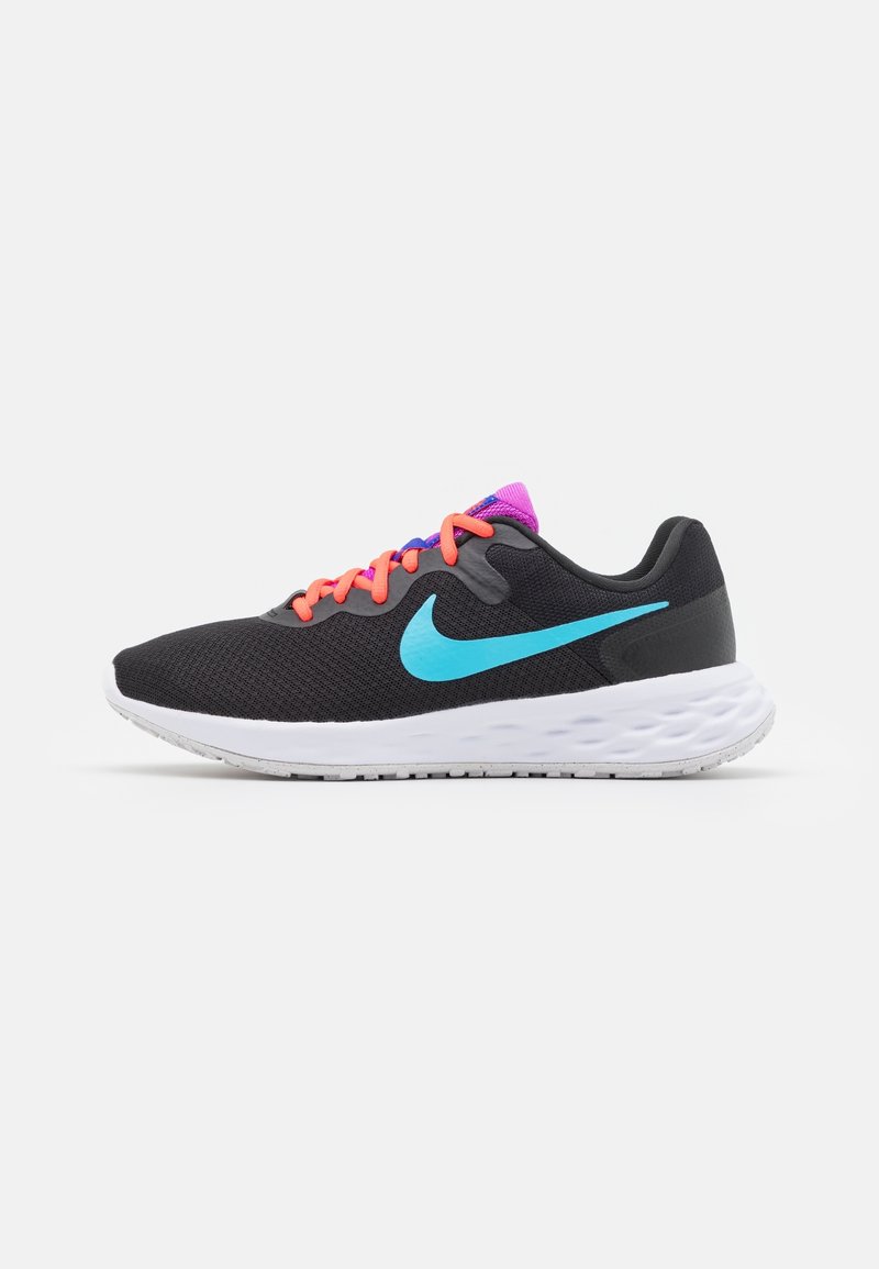 Chaussure de course noire avec un swoosh bleu vif, des lacets rose néon, un détail violet sur la languette, et une semelle blanche amortissante sur un fond clair.