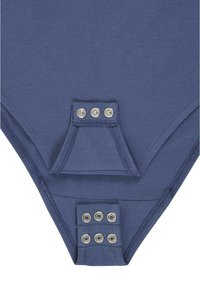 Mornarsko modra bodysuit z gladko teksturo, ki ima zaklepe na dnu. Oblikovanje vključuje prilegajočo, brezšivno obliko.