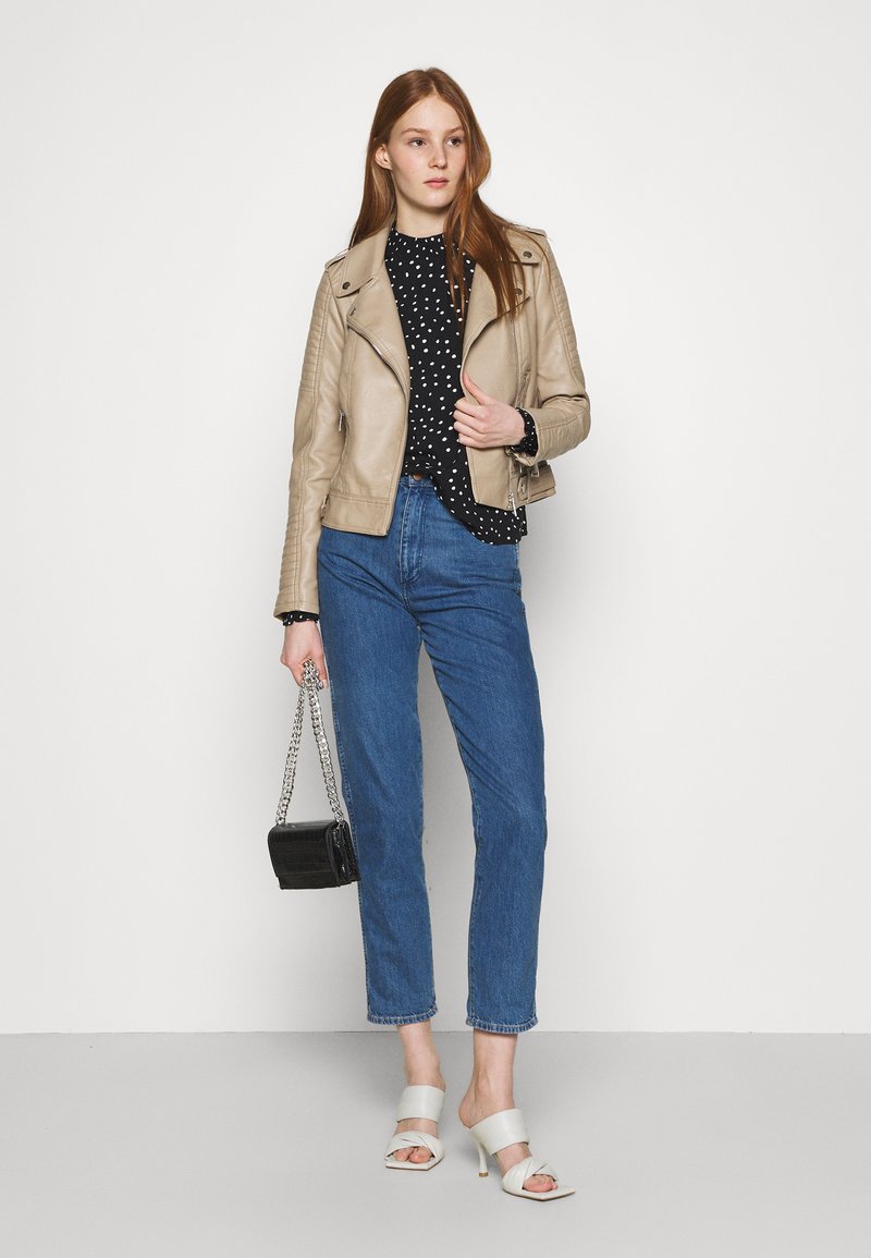 Damen Leichte Jacken | Vero Moda VMKERRIULTRA Kunstlederjacke light brown/hellbraun - YC41371 Damen Leichte Jacken | Vero Moda VMKERRIULTRA Kunstlederjacke light brown/hellbraun - YC41371