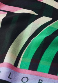 Baumwollstoff mit einem lebhaften Design, das grüne und pinke Streifen auf schwarzem Hintergrund zeigt. Glatte Textur mit einem bunten Muster.