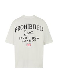 Valge puuvillane T-särk, millel on julge must tekst "KEELATUD" ja "SAVILE ROW LONDON", koos käärid graafika ja väikese Ühendatud Kuningriigi lipu detailiga.