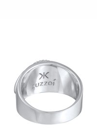 Anello d'argento con superficie liscia e lucida. Inciso con "Kuzzoí" e un logo all'interno. Design semplice e arrotondato senza decorazioni.
