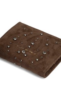 Brązowy portfel z zamszowej skóry, zdobiony dekoracyjnym przeszyciem, metalowymi ćwiekami i rhinestonami, z wytłoczonym napisem "ALMA EN PENA".