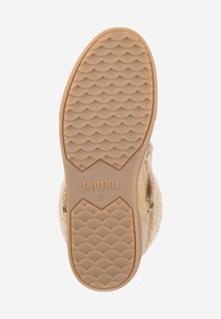 Semelle en caoutchouc tan avec un motif en vagues, avec le nom de la marque "INUIKII" et la taille "37" en relief. Matériau supérieur beige doux visible le long des bords.