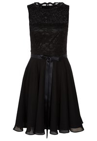Robe noire avec un corsage en dentelle, design sans manches et jupe évasée. Présente une ceinture en satin et un ourlet de jupe transparent.