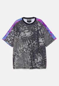 Svart kortärmad t-shirt med olika djurmönster, med livfulla blå och rosa detaljer på axlarna och rundad halsringning.