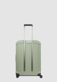 Maletín rígido en verde suave, con textura estriada. Cuenta con un asa metálica retráctil y cuatro ruedas para facilitar su movilidad.