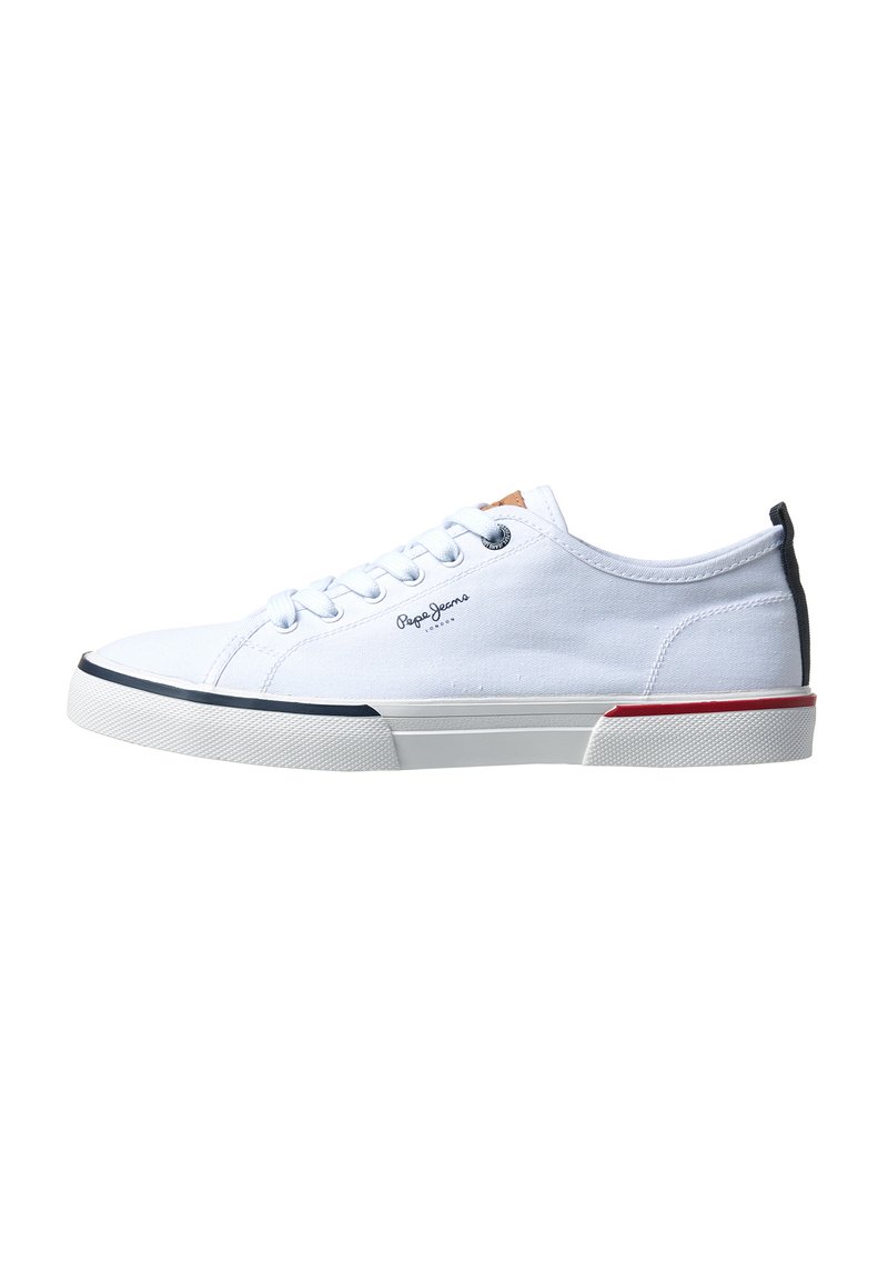 Hvite lerrets sneakers med lav profil, med en teksturert gummisåle, marineblå og røde detaljer, og logo på siden.