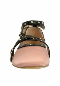 Chaussure plate en satin rose avec des brides en cuir noir et des œillets dorés. Le design présente un bout pointu et une silhouette profilée basse.