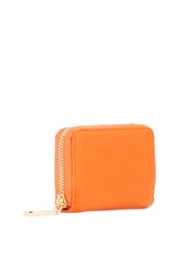 Portafoglio in pelle arancione di forma rettangolare, con zip dorata e cursore. Texture liscia e design minimalista.
