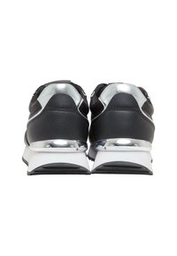 Schwarze Sneaker mit silbernen Akzenten, glattem Obermaterial, abgerundeter Ferse und gepolsteter weißer Sohle. Matten und glänzenden Texturen kombiniert.