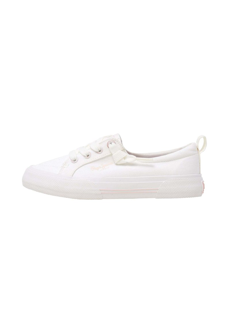 Sneakers bianchi in tela con punta arrotondata, chiusura con lacci a occhiello e suola in gomma testurizzata. Accento rosa delicato sul lato.