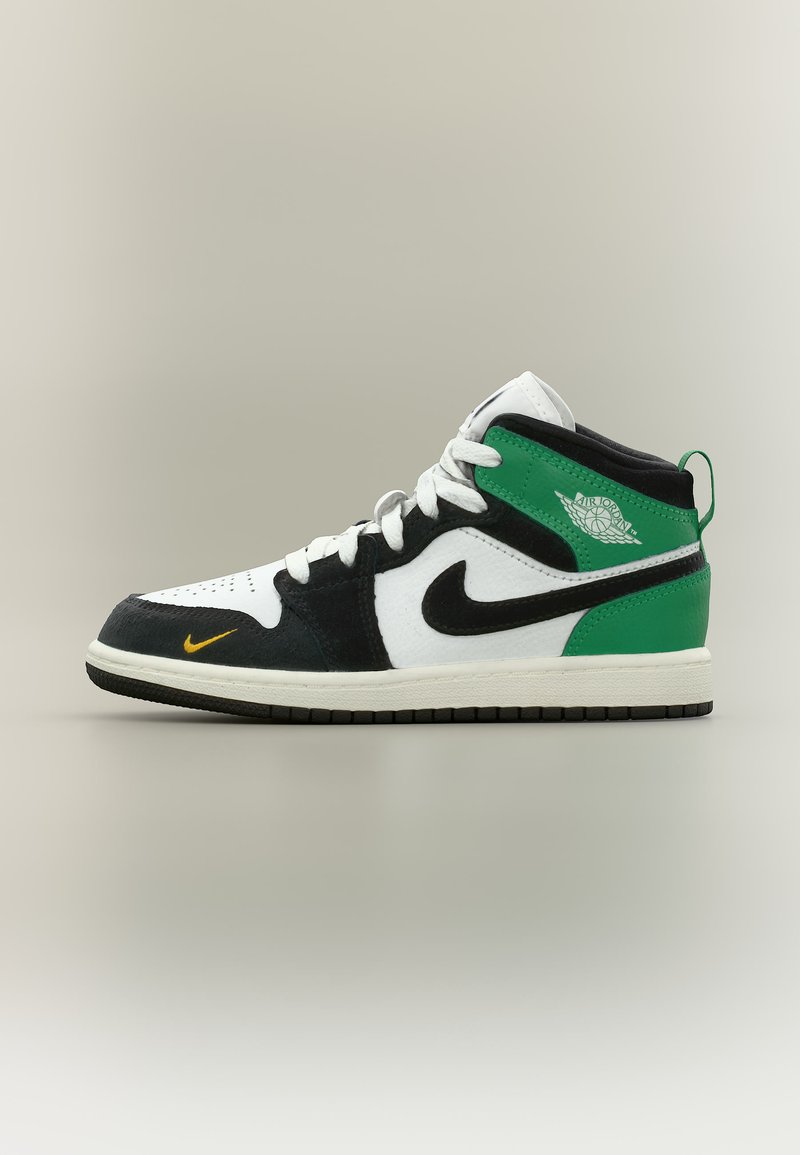 Sneaker Nike Air Jordan μεσαίου ύψους σε λευκό, μαύρο και πράσινο δέρμα με λευκά κορδόνια, μαύρο swoosh και κίτρινη λεπτομέρεια στη μύτη.